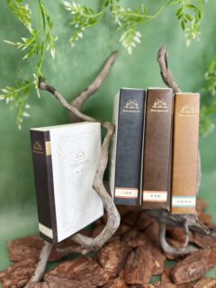 🕊️羽ばたきの一瞬を香りで紡ぐ
鳥図鑑みたいな香水 『TORI NOTE』🌿
ノートをひらくと観察日記のような
ワクワクするデザインに📖🪶
並べても可愛いパッケージもお楽しみください!
鳥ノート オードパルファン
つばめ|すずめ|かわせみ|ふくろう
オンラインショップ|直営店:よしとよ京都駅店・嵐山店
#コトノカ #cotonoca #鳥ノート#torinote 
#フレグランス#香水 #eaudeparfum
#オードパルファン#京都