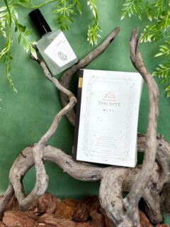 香りが綴る鳥図鑑、鳥ノート🐦✨
📔鳥ノートno.4 -ふくろう-
ふくろうは、鋭い爪、発達した目と耳を持つ夜行性の鳥。
樹上でじっと獲物を待つ姿や狩りの姿から
「森の賢者」「闇夜のハンター」などの異名も。
月夜の社寺林で獲物を狩るふくろうをイメージした香り🪶
鳥ノート オードパルファン
オンラインショップ|直営店:よしとよ京都駅店・嵐山店
#コトノカ #cotonoca #鳥ノート#torinote 
#ふくろう #フレグランス#eaudeparfum
#オードパルファン #香水 #京都