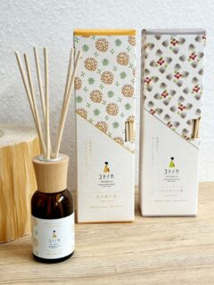 金木犀のふんわり甘い香り🧡
ビャクダンのしっとりと落ち着いた香り🩶
香りで感じる秋は、どこか懐かしくて心地いい🧸𓂃꙳⋆ ˖
やさしく包み込むリードディフューザーで
お部屋にも小さな秋を🍁
コトノカ リードディフューザー
  金木犀の香・ビャクダンの香
オンラインショップ|直営店:よしとよ嵐山店 
#コトノカ #cotonoca #金木犀の香り#ディフューザー 
#ルームフレグランス#白檀の香り#秋の香り
#香りのある暮らし#京都お土産 #京都
