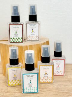 ふわっと香りを纏うピローミスト【6種の香り】
おやすみ前のリラックスタイムに🕯️
その日の気分に合わせて選ぶのも◎
今日も頑張った自分に、おつかれさま𓈒𓂂𓏸
心地よい香りのご褒美を🛏️🧸🌙
コトノカ ピローミスト
ヒノキの香|ビャクダンの香|ユズの香
ラムネの香|金木犀の香|杏仁の香
オンラインショップ|直営店:よしとよ京都駅店・嵐山店 
#コトノカ #cotonoca #金木犀の香り#ピローミスト
#pillowmist #fabricmist #ピロースプレー
#香りのある暮らし#京都お土産 #京都