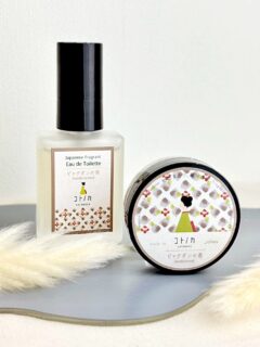 - ビャクダンの香🪵 -
静かに、やさしく、凛とした大人な香り
穏やかに香りたい日には“練り香水”
印象を残したい日には“オードトワレ”
ふわりと温もりを纏い寄り添う𓂃𓈒𓏸
やさしい和の香りをお楽しみください。
コトノカ ビャクダンの香
オンラインショップ|直営店:よしとよ京都駅店・嵐山店
#コトノカ #cotonoca #白檀の香り #ビャクダンの香
#sandalwood #練り香水#solidperfume #オードトワレ
#香りのある暮らし#京都お土産 #京都