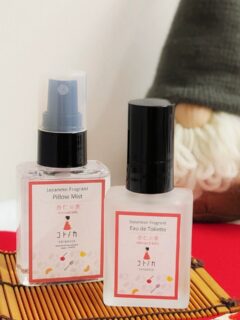 🎄Merry Christmas ✨
寒い夜にぴったりのフレグランス【杏仁の香り🍒】

❆ピローミスト 
❆オードトワレ

自分へのご褒美にも、ちいさな贈りものにもおすすめです🎁
杏仁のやさしい香りと一緒に🕯️
素敵なクリスマスをお過ごしください🥂✨

コトノカ  杏仁の香
オンラインショップ｜直営店:よしとよ京都駅店・嵐山店 

#杏仁の香り #ピローミスト #オードトワレ 
#コトノカ #フレグランス