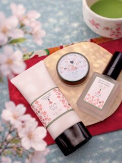 コトノカ新しい香りができました!
\⸜🌸花見の香🍡⸝/
桜餅のようなパウダリーなふんわりと甘い香り♪
【発売日:2026年3月1日】
以前、『桜餅の香』として
皆様に商品化投票していただいた香りが
練り香水|オードトワレ|ネイル&ハンドクリーム
3つのラインナップで登場します!
オンラインショップでは
2月18日より予約販売を開始します(🌸˙꒳˙)っ🍡
普段よりお得に!セットだともっとお得に!!
春の訪れを感じさせてくれる和の香り🍵
どうぞ、お楽しみに🌸🍡
❖オンラインショップ ❖
予約販売開始日: 2月18日(水)〜
❖直営店:よしとよ京都駅店・嵐山店 ❖
店頭販売開始日: 3月1日(日)〜
コトノカ 花見の香
#新発売 #花見の香 #春の香り
#コトノカ #フレグランス