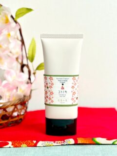 new! ネイル&ハンドクリーム - 花見の香 -🍡
満開の桜と桜餅🌸
お花見を楽しむ春のひとときイメージした花見の香。
指先から甘い花見の香りがふわっと広がって˖ ࣪⊹
春の訪れをよりいっそう楽しみにさせてくれます!
4種のヒアルロン酸、コメヌカ油、スクワラン配合
スキンケア発想のネイル&ハンドクリーム
美容成分たっぷり!ベタつかずしっとりさらさら手肌に🙌
コトノカネイル&ハンドクリーム 花見の香
オンラインショップ|直営店:よしとよ京都駅店・嵐山店
#ネイルハンドクリーム #花見の香 #桜
#コトノカ #cotonoca