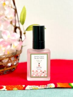 new! オードトワレ - 花見の香 -🍡
満開の桜を愛でながら食べた
桜餅から着想を得た“花見の香”
ふわっと淡い桜葉の香りから
道明寺を思わせるパウダリーな甘さへと
余韻を残す香り立ちのオードトワレです.⊹⁺
桜の季節に纏いたい
心ときめくフレグランス🌸
コトノカ オードトワレ 花見の香
オンラインショップ|直営店:よしとよ京都駅店・嵐山店
#花見の香 #桜 #オードトワレ
#コトノカ #cotonoca