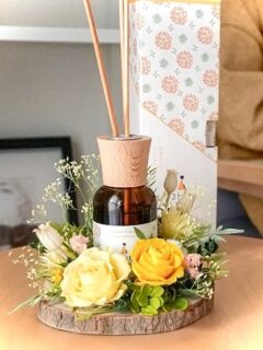 コトノカ×プリザ専花 【コラボ 第1弾】
💐かおりんディフューザーセット
コトノカ自慢の金木犀の香リードディフューザーと
プリザ専花さんの可愛い花コースターがセット🌸

ディフューザーの周りをぐるっと囲むように
お花がデザインされていて素敵🫶とにかく可愛いです！！
香りとお花でお部屋が華やかになること間違いなし!
プレゼントにぜひ！⸜(*˙꒳˙*)⸝

💐詳しくは…
@purizasenka_flower
プリザ専花 で検索してね🔍

#プリザ専花 #フラワーギフト#金木犀の香
#コトノカ #cotonoca