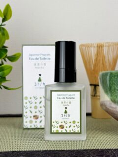 new! オードトワレ-抹茶の香-🍵

新芽のような爽やかな香りから
点てた抹茶の甘さがあとからふわっと広がるように
移ろう香りが楽しめる抹茶のオードトワレ🍵
ほっとする和の香りを🍃

❖オンラインショップ ❖
 販売開始日:2026年5月1日(金)〜

❖直営店:よしとよ京都駅店・嵐山店 ❖
 店頭販売開始日:2026年5月3日(日)〜

コトノカ　オードトワレ 抹茶の香
オンラインショップ｜直営店：よしとよ京都駅店・嵐山店

#新発売 #抹茶の香 #matcha
#コトノカ #オードトワレ