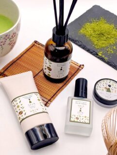 新発売 ＼⸜ コトノカ🍵抹茶の香🌿 ⸝／

5月1日より抹茶の香が新登場！！
茶畑の爽やかな香りから始まり、やがて点てた抹茶の泡を
思わせる甘さがふわりと広がります🍵
茶畑から抹茶への移ろいを香りにしました🌿

コトノカ 抹茶の香は４種類✨
・練り香水
・オードトワレ
・ネイル&ハンドクリーム
・リードディフューザー

5/1〜5/18までお得にご購入いただけます！
発売までもうしばらくお待ちくださいませ I˙꒳​˙)っ🍵

#新発売 #抹茶の香り #matcha
#コトノカ #フレグランス