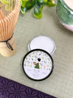 new! 練り香水-抹茶の香-🍵
茶葉の爽やかさと点てた抹茶の甘さが
余韻を残す 練り香水🍃

☑︎アルコールフリー
☑︎天然由来成分配合

抹茶がふわっと泡立ってすっと落ち着くように🍵
短時間だけ香りを楽しみたい方におすすめです！

❖オンラインショップ ❖
 販売開始日:2026年5月1日(金)〜

❖直営店:よしとよ京都駅店・嵐山店 ❖
 店頭販売開始日:2026年5月3日(日)〜

コトノカ 練り香水 抹茶の香
オンラインショップ｜直営店：よしとよ京都駅店・嵐山店

#練り香水 #抹茶の香 #matcha
#コトノカ #cotonoca