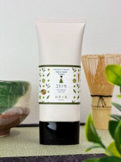 new! ネイル&ハンドクリーム - 抹茶の香 -🍵

ふとした瞬間 手からふわっと香る🤲˖ ࣪⊹
日本人に馴染みの深い ほっと落ち着く抹茶の香り🍃

しっとりするのに、べたつかない
美容成分たっぷりのネイル＆ハンドクリームです！
フレグランスとあわせて香りの奥行きを楽しむのも◎

❖オンラインショップ ❖
 販売開始日:2026年5月1日(金)〜

❖直営店:よしとよ京都駅店・嵐山店 ❖
 店頭販売開始日:2026年5月3日(日)〜

コトノカ　ネイル&ハンドクリーム 抹茶の香
オンラインショップ｜直営店：よしとよ京都駅店・嵐山店

#新発売 #抹茶の香 #matcha
#コトノカ #ネイルハンドクリーム