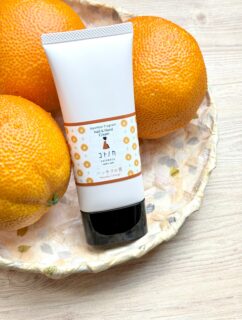 ネイル&ハンドクリーム- ハッサクの香 -🍊
八朔の皮を剥いた瞬間の爽やかでほろ苦い香りが
楽しめるネイル&ハンドクリーム

4種類のヒアルロン酸、コメヌカ油、スクワランなど
スキンケアに配合される美容成分でしっとり保湿！
手肌なめらかな仕上がりに🤲✨ネイルケアにも◎

コトノカ  ネイル&ハンドクリーム ハッサクの香
オンラインショップ｜直営店:よしとよ京都駅店・嵐山店 

#コトノカ #cotonoca #ハッサクの香
#ハンドクリーム #京都お土産