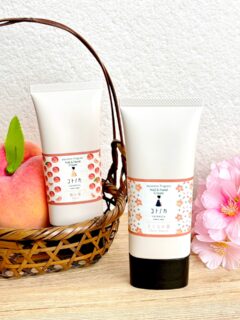 2月⛄️まだまだ寒いけど、香りはもう春の準備🌸
優しく香る コトノカ ネイル&ハンドクリームで
乾燥が気になる手肌をしっとり潤してケア🙌

🍑【桃の香】と🌸【さくらの香】

ときめく2つの香りで
一足先にふわっと温かい春を感じてください🤍

コトノカ  桃の香・さくらの香
オンラインショップ｜直営店:よしとよ京都駅店・嵐山店 

#桃の香り #さくらの香り#ハンドクリーム 
#コトノカ #フレグランス